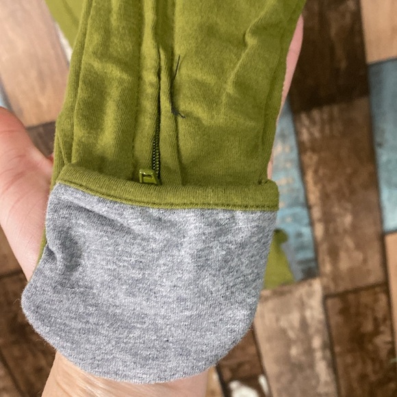 Robeez Dino 🦖 onsie with rollable feet and hands - Picture 4 of 16